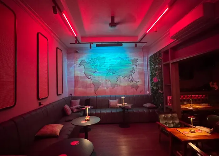The Spicy Traveller Hotel, & *